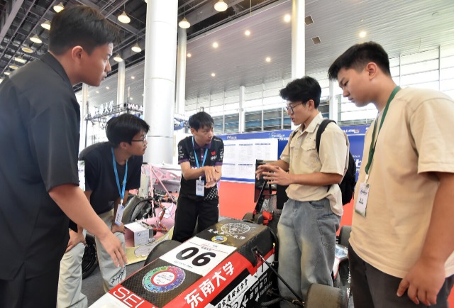 江苏扬州：大学生携车参展 轻量化大会秀“轻功”